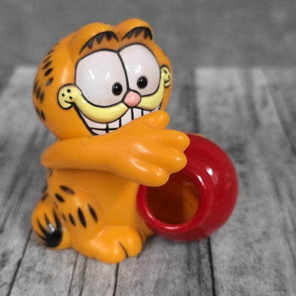 Garfield Holding a Red Pot with Moving Hand | Plastic Collectible Toy Figure - Picture 5 of 7